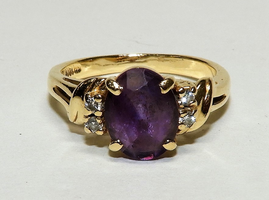 Appraisal: K GOLD SOLITAIRE AMETHYST DIAMOND RING th CenturySolitaire amethyst stone