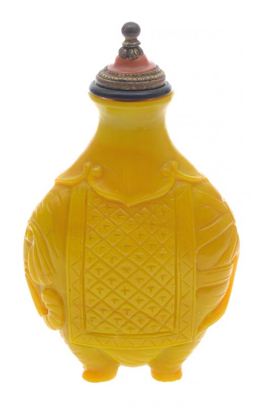 Appraisal: A YELLOW GLASS ELEPHANT SHAPED SNUFF BOTTLE