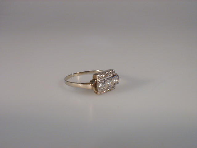 Appraisal: An Art Deco diamond set ring of three rows of