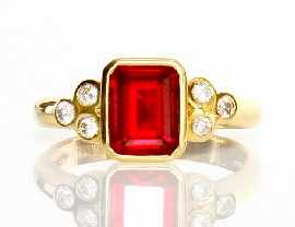 Appraisal: An ct gold red stone and six diamond ring size