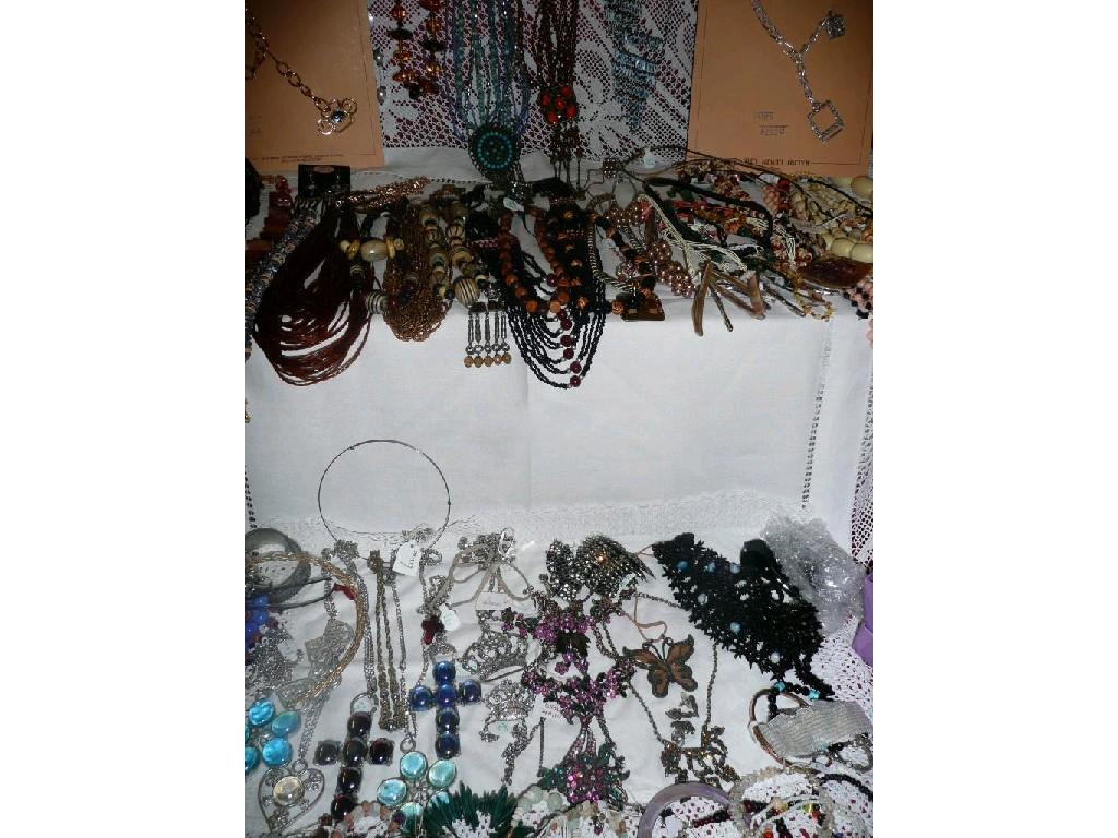 Appraisal: A quantity of costume jewellery to include necklaces bracelets in