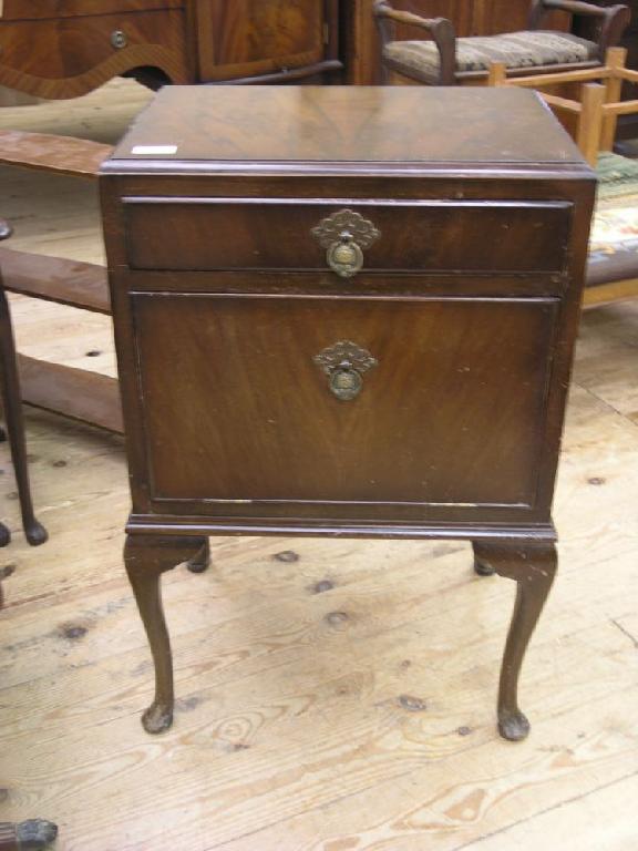 Appraisal: A walnut veneered bedside cupboard with drawer on cabriole legs