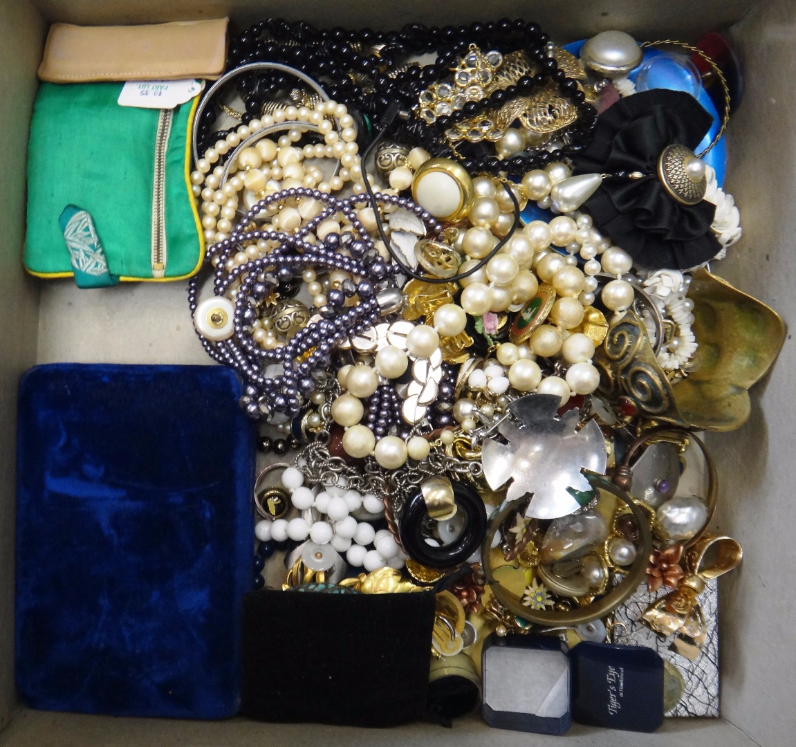 Appraisal: A large quantity of costume jewellery including imitation pearls necklaces