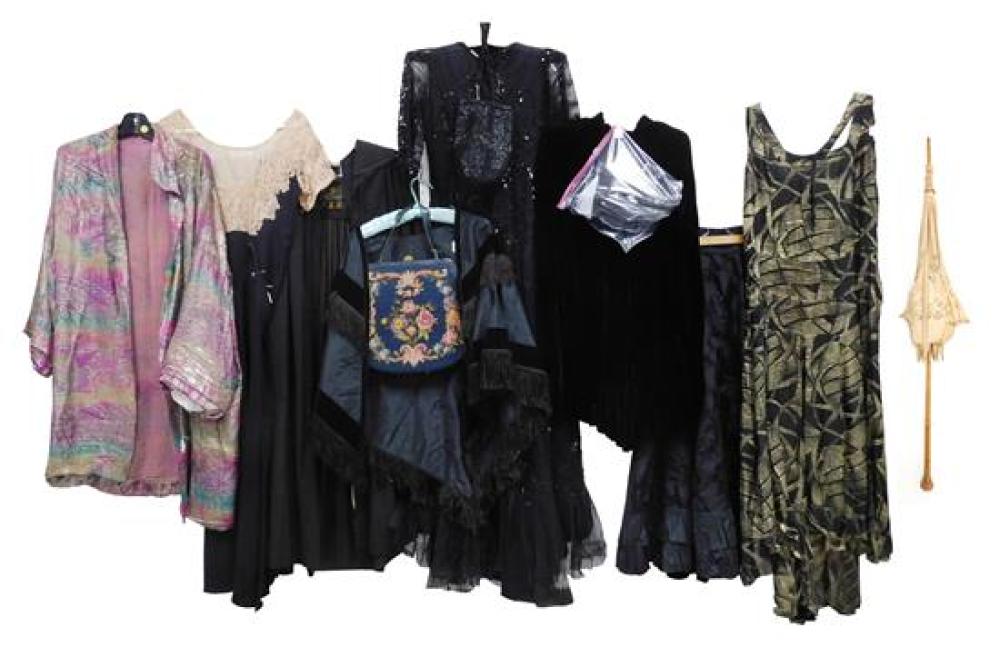 Appraisal: Vintage women's clothing and accessories eleven pieces including velvet G