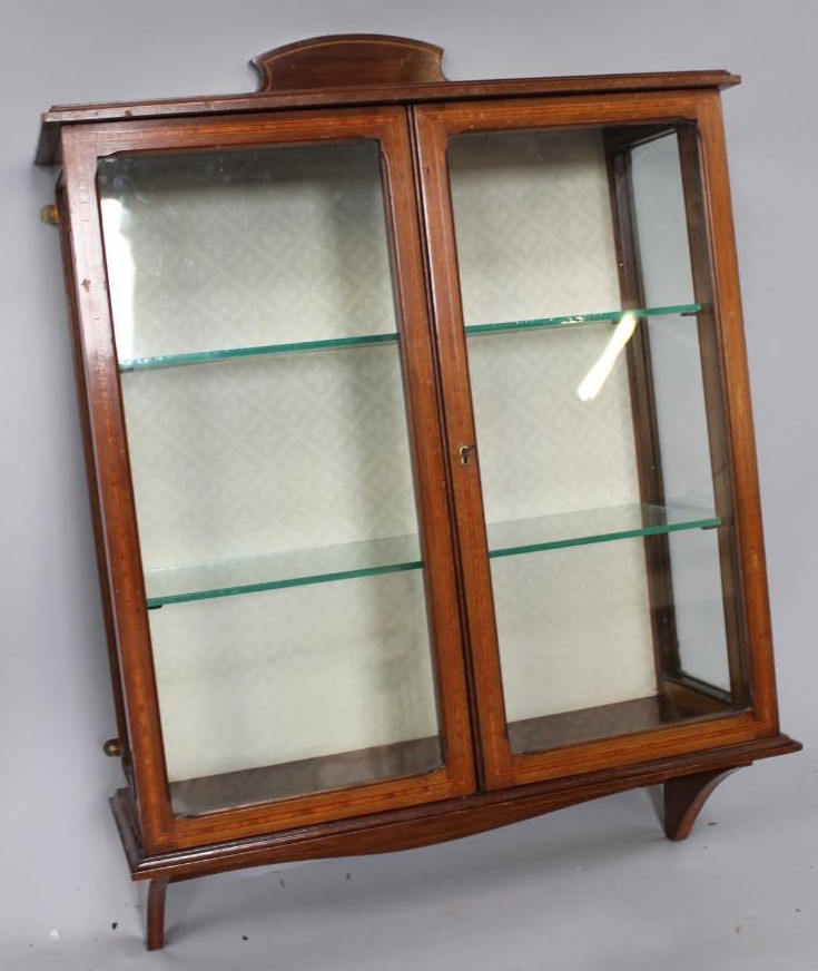 Appraisal: An early thC Sheraton Revival inlaid mahogany hanging glazed display