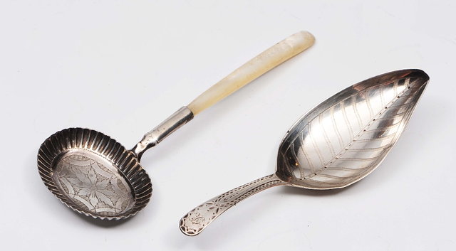 Appraisal: An early th Century silver and mother-of-pearl caddy spoonthe oval