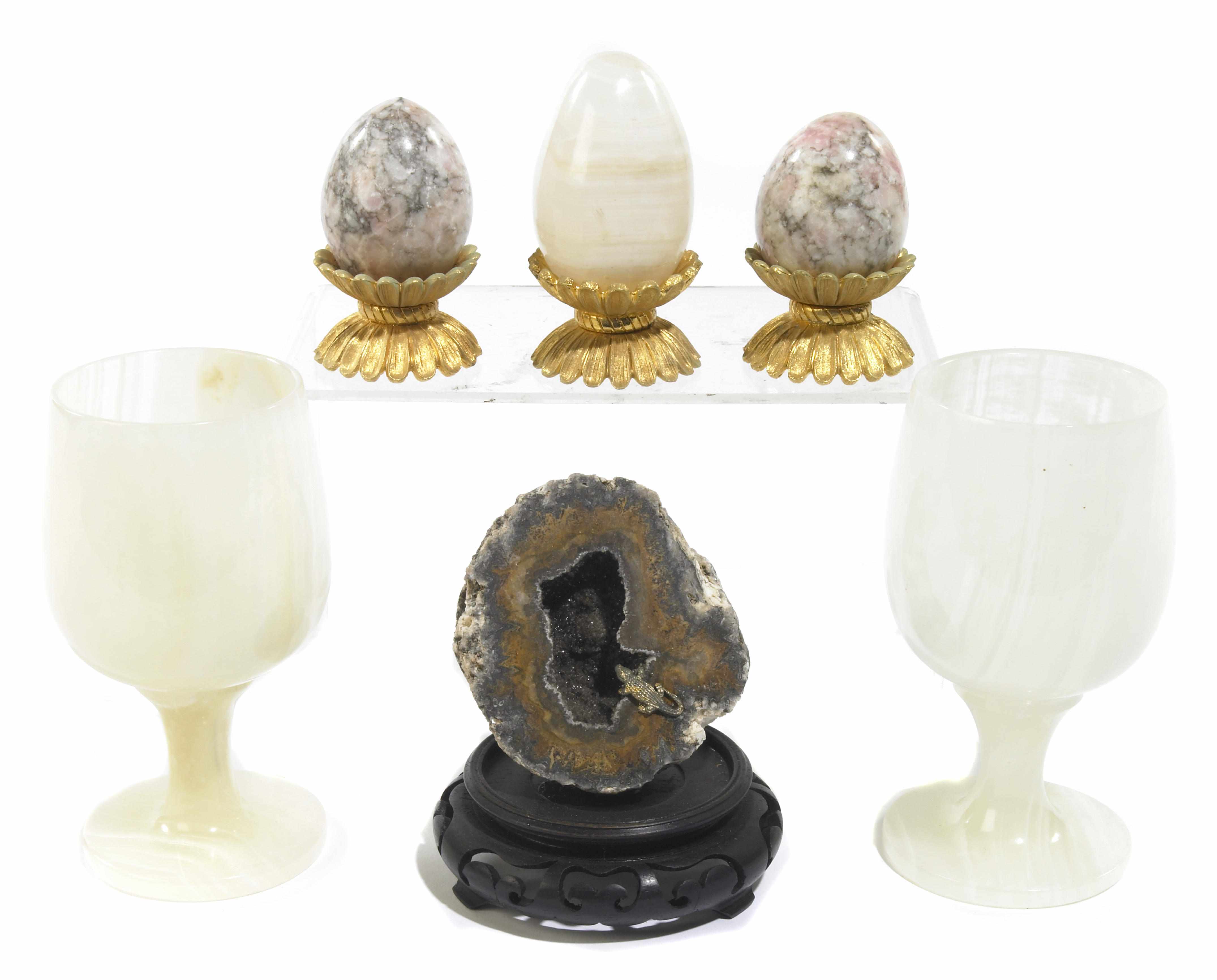 Appraisal: An assembled group of hardstone ornaments and natural specimens including