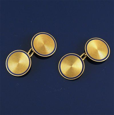 Appraisal: A pair of gold circular cufflinks With engine turned concentric