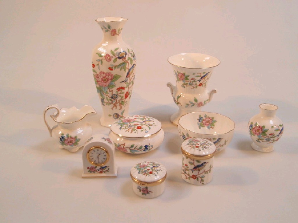 Appraisal: A quantity of Aynsley Pembroke pattern bone china including a