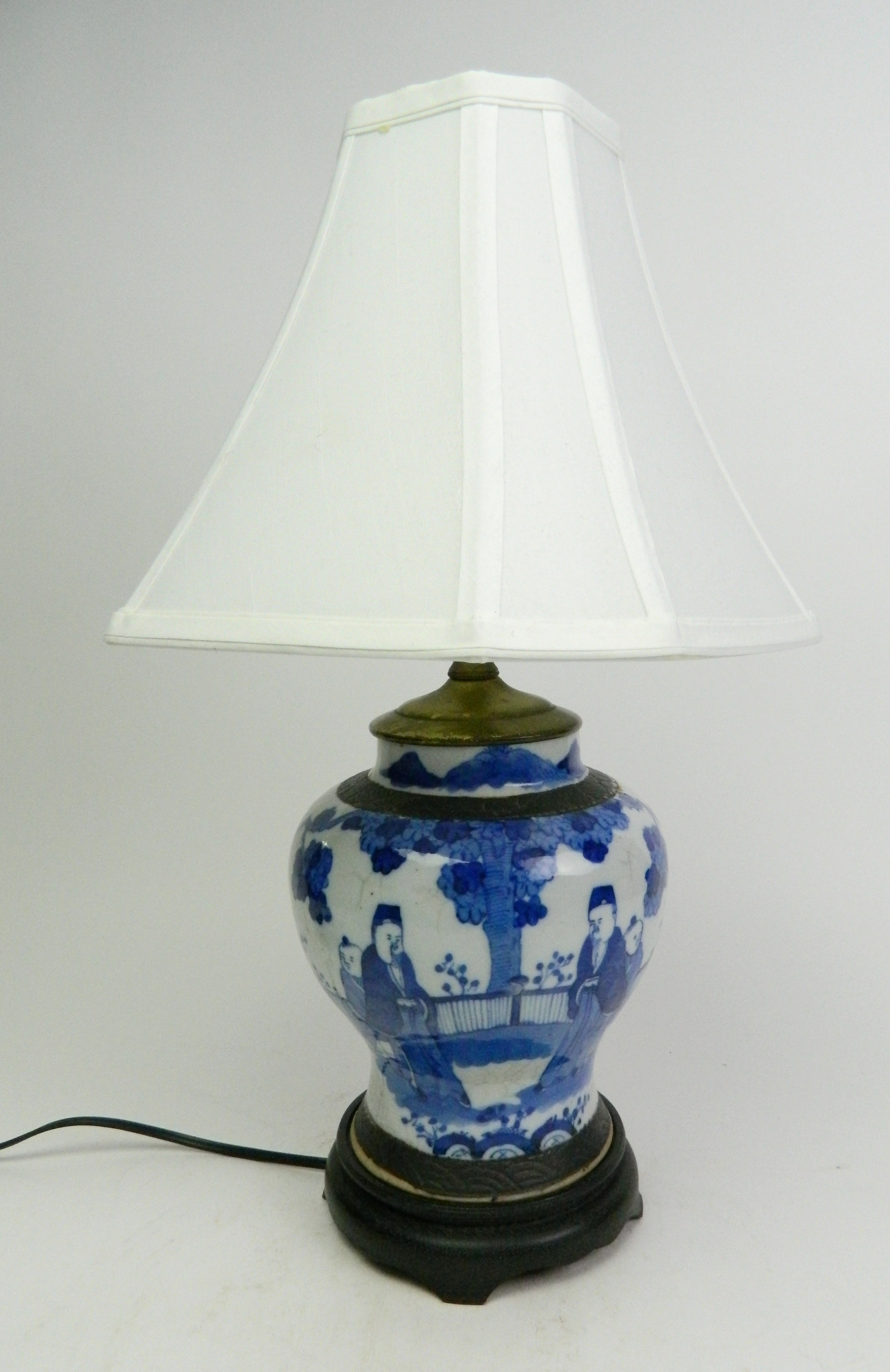 Appraisal: Contemporary Chinese style blue and white porcelain table lamp with