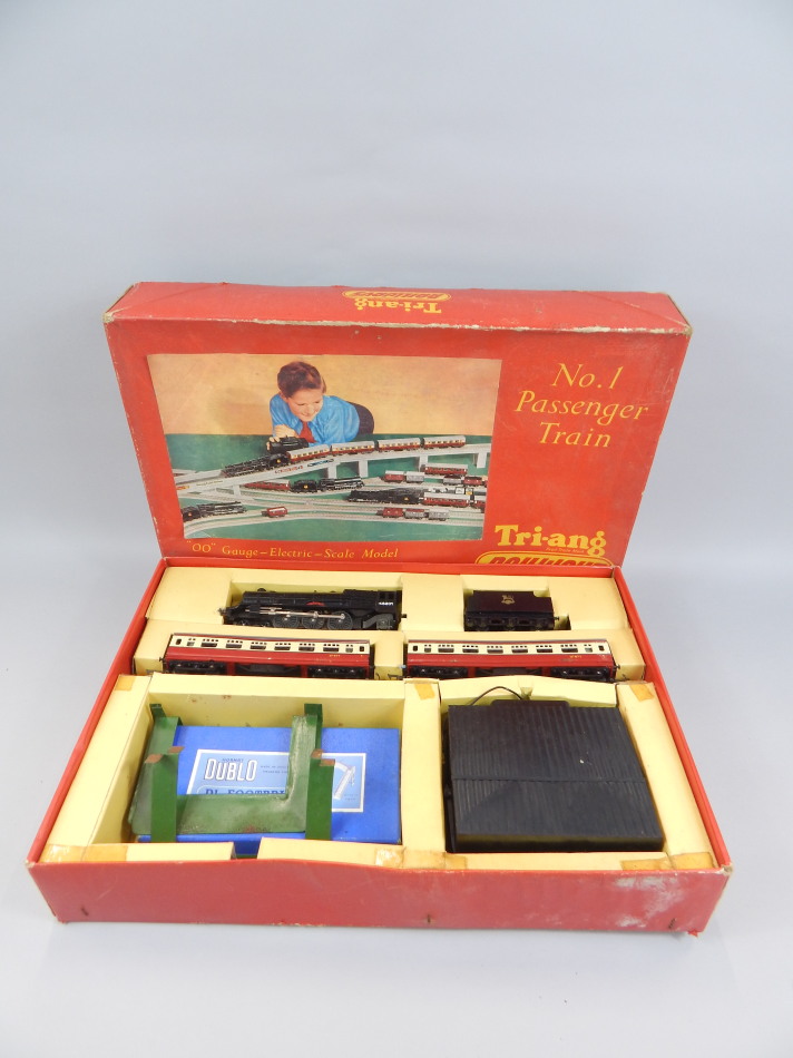 Appraisal: A Triang number passenger gauge electric scale model train set