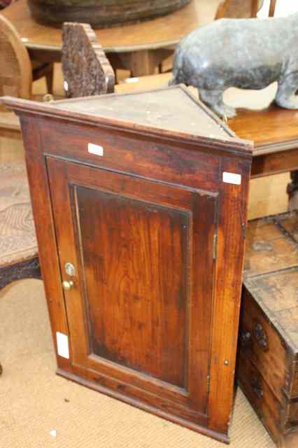 Appraisal: A GEORGIAN OAK AND ELM HANGING CORNER CABINET the interior