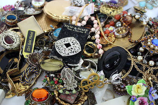 Appraisal: A QUANTITY OF COSTUME JEWELLERY AND POWDER COMPACTS