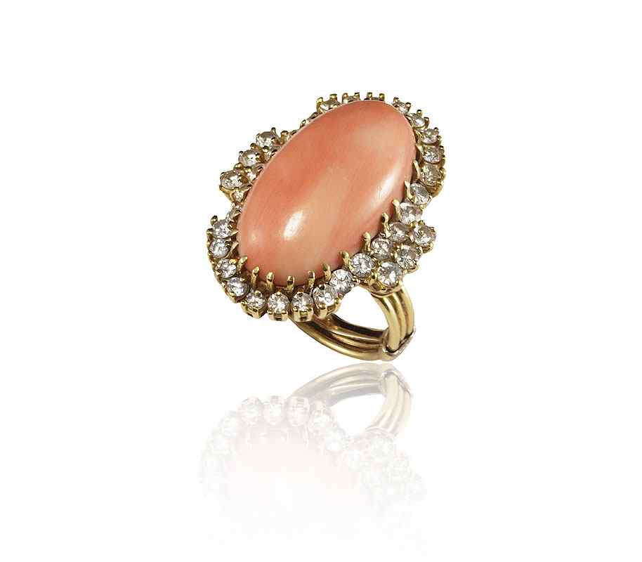 Appraisal: K CORAL AND DIAMOND RING K yellow gold ring centers