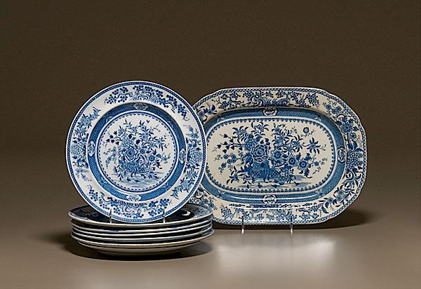 Appraisal: SPODE ATTRIBUTED CHINOISERIE DECORATED TABLEWARES English ca attributed to Spode