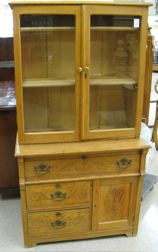 Appraisal: A VICTORIAN OAK CABINET-ON-CHEST American late th century The top