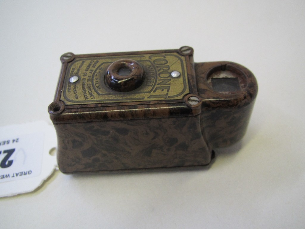 Appraisal: Coronet midget camera with brown Bakelite case