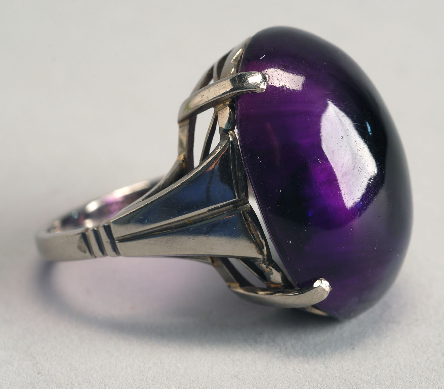 Appraisal: KT WHITE GOLD AND AMETHYST RING With oval cabochon Size