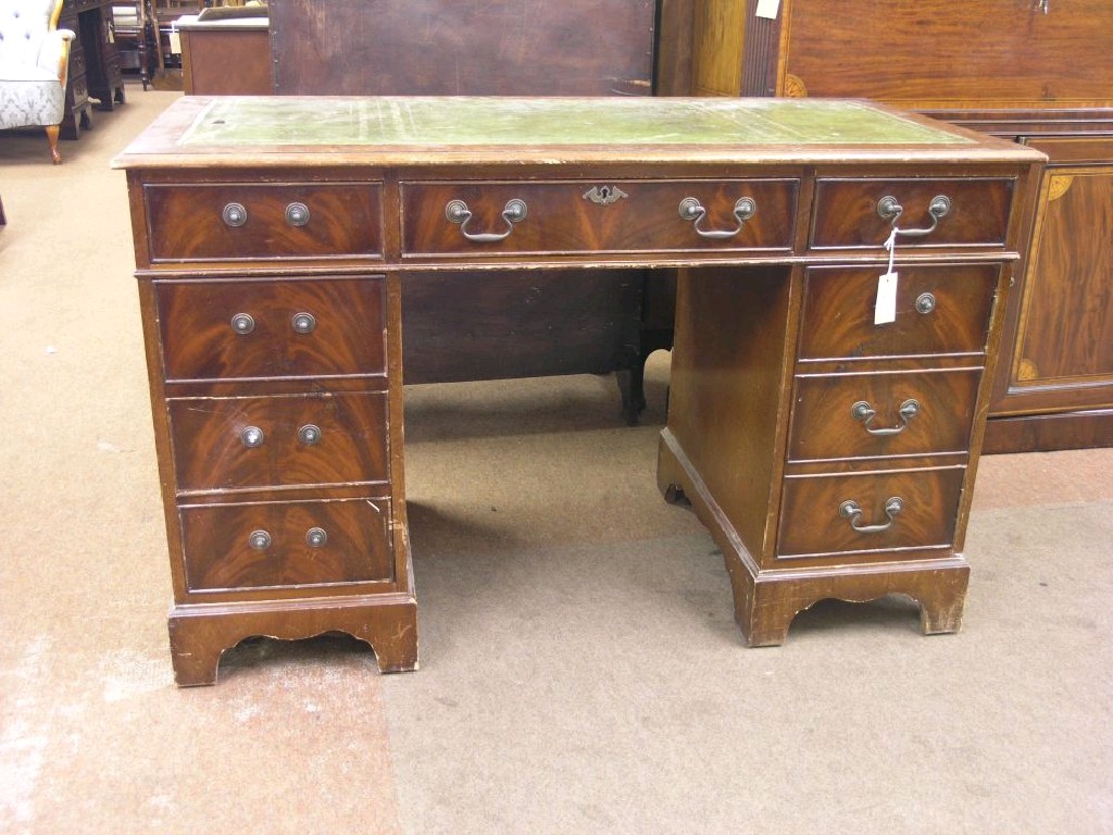 Appraisal: A reproduction mahogany pedestal desk inset green vinyl top above