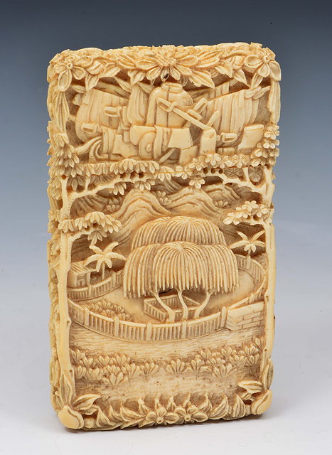 Appraisal: A Chinese Canton ivory card caselate th Centurycarved with a