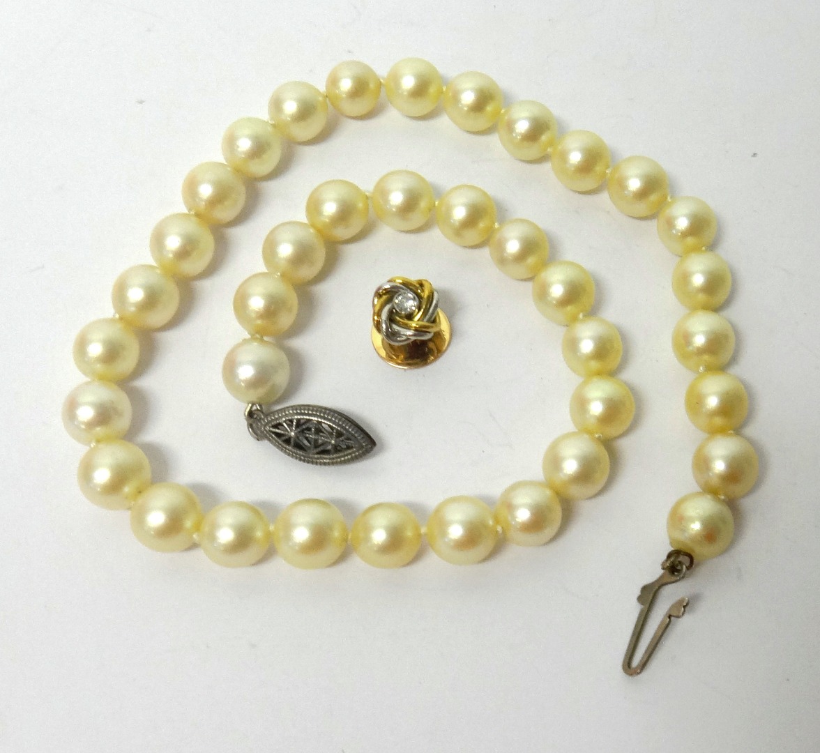 Appraisal: A single row choker of uniform cultured pearls on a