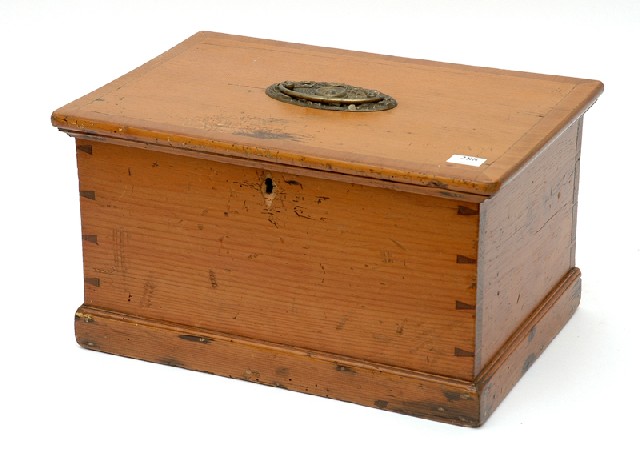 Appraisal: A TH CENTURY PINE DOCUMENT BOX The hinged rectangular lid