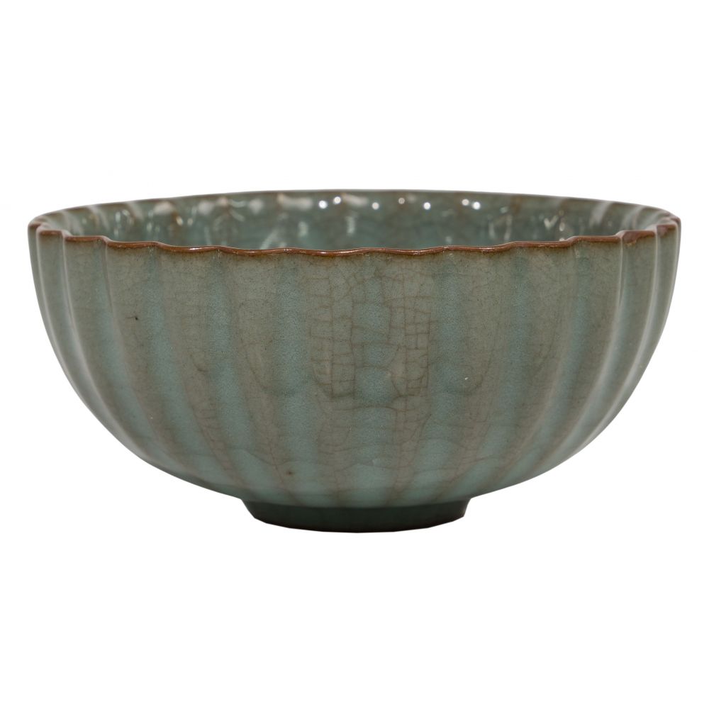 Appraisal: CHINESE GUAN WARE CELADON BOWLHaving scalloped rim and fluted sides