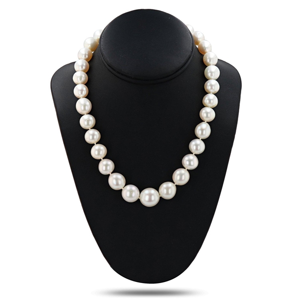 Appraisal: mm to mm white cultured south pearl K white gold