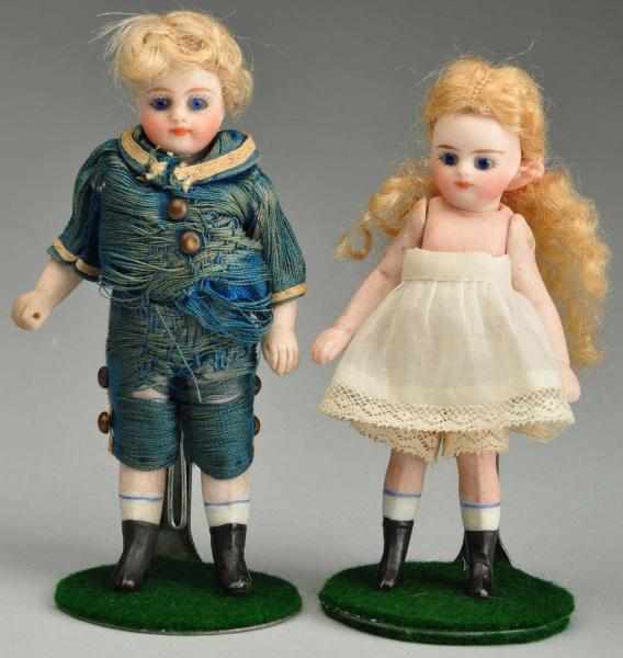 Appraisal: Pair of French All-Bisque Mignonnette Dolls Description Both have sweet