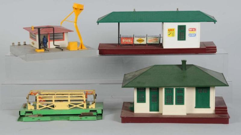 Appraisal: Lot of Lionel Railroad Accessories Description Post-war Includes two plastic