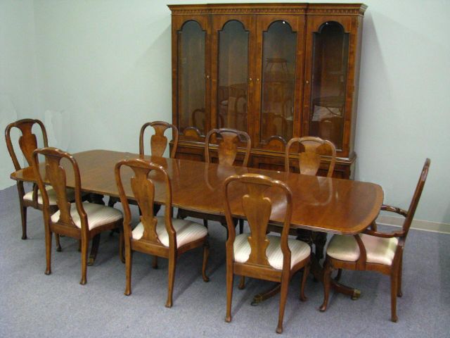 Appraisal: Henredon Dining Room Suite including banded walnut table on two