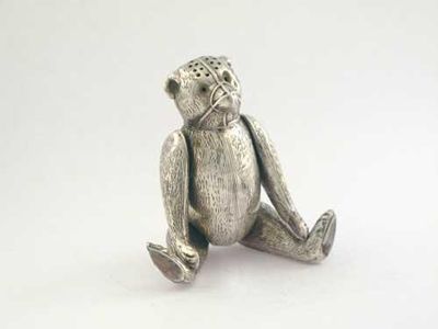 Appraisal: An Edwardian novelty pepperette in the form of a muzzled