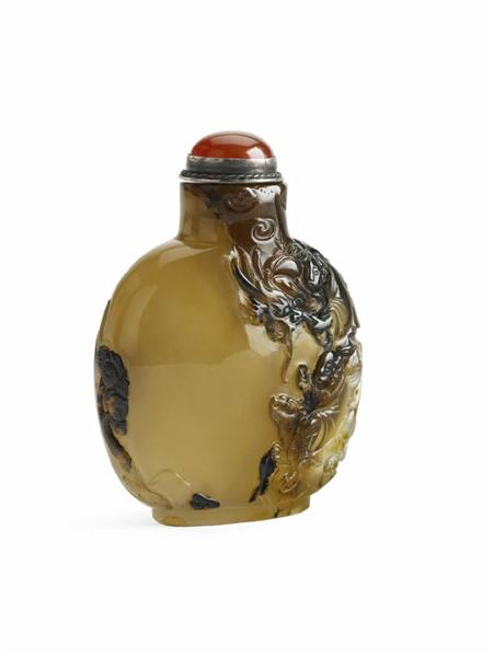 Appraisal: A Chinese cameo agate snuff bottle School of Zhiting of