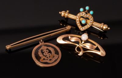 Appraisal: An Art Nouveau bar brooch of stylised foliate design set