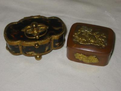 Appraisal: A GILT METAL AND FAUX TORTOISESHELL SEWING AIDE of lobed