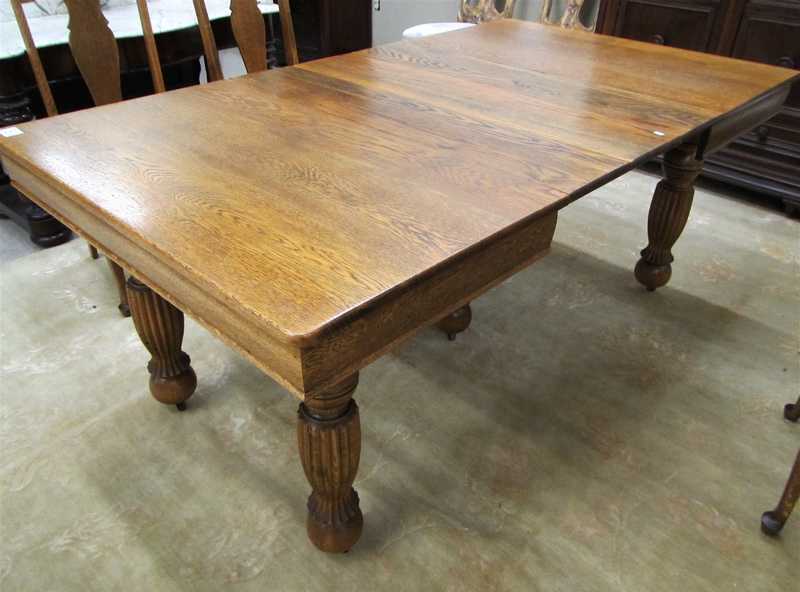 Appraisal: A RECTANGULAR OAK DINING TABLE WITH FIVE LEAVES American c