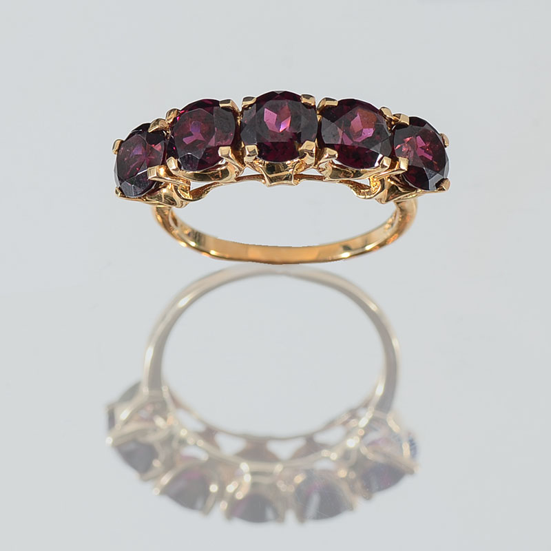 Appraisal: K CTW GARNET RING K yellow gold ring contains round