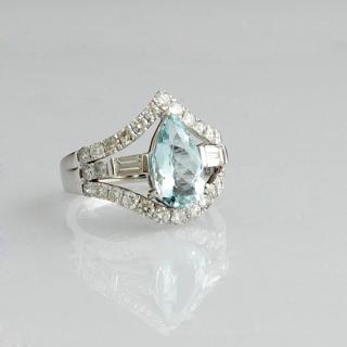 Appraisal: Lady's K White Gold Dinner Ring with a central pear