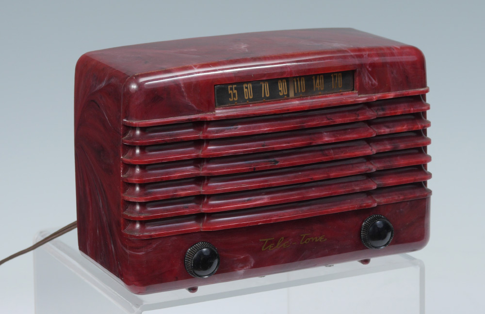 Appraisal: TELE-TONE MODEL MARBLEIZED RED RADIO Marbleized red plastic case with