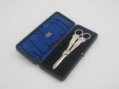 Appraisal: A cased pair of modern Queens pattern grape shears by