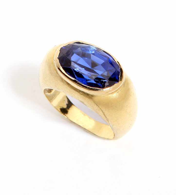 Appraisal: Tested K centering a modified mixed oval cut blue sapphire