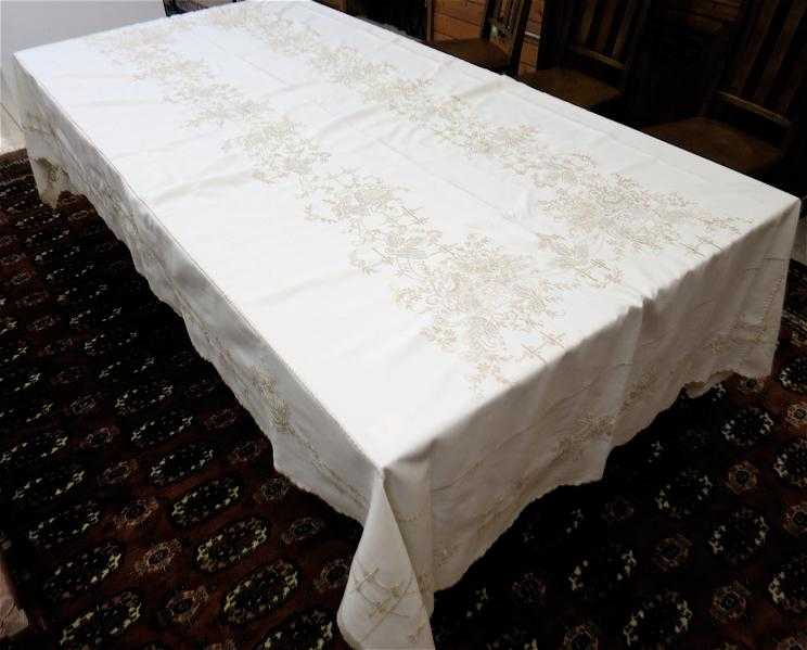 Appraisal: FINE LINEN LACE EMBROIDERED TABLECLOTH of natural color measuring approximately