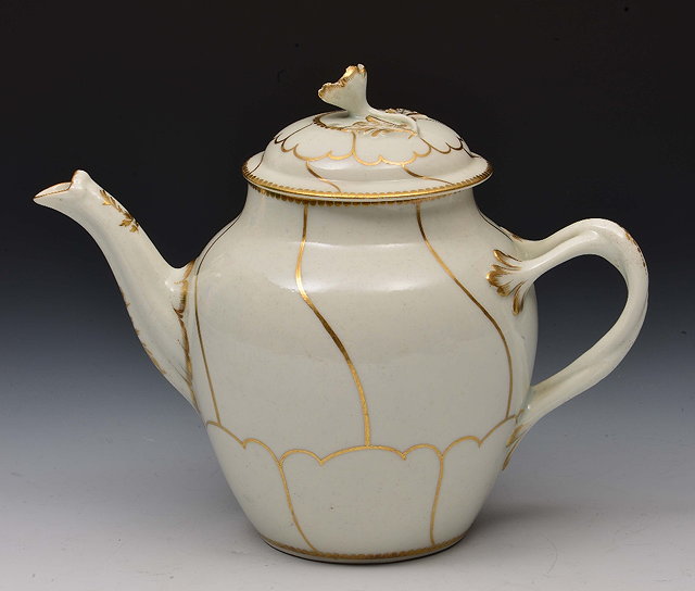 Appraisal: Worcester porcelain teapotcirca decorated with gilding with the Queen's pattern