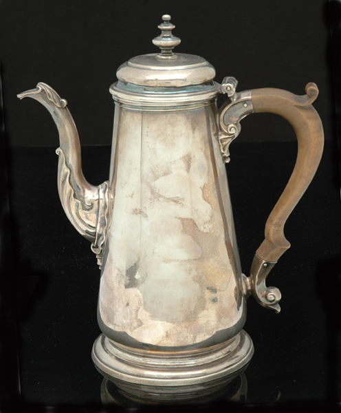 Appraisal: A GEORGE II STERLING SILVER COFFEE POT Maker's mark rubbed