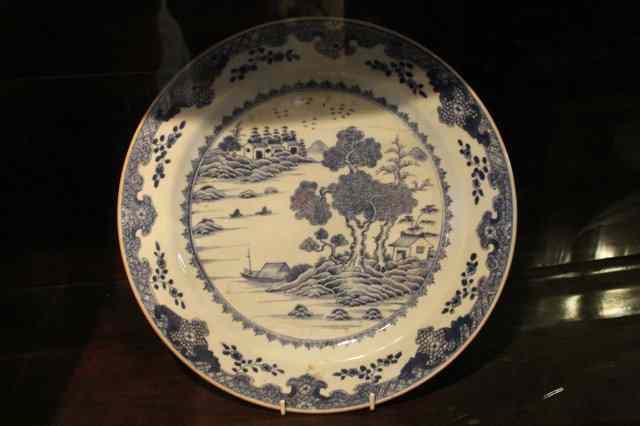 Appraisal: A CHINESE BLUE AND WHITE PORCELAIN EXPORT PLATE with late