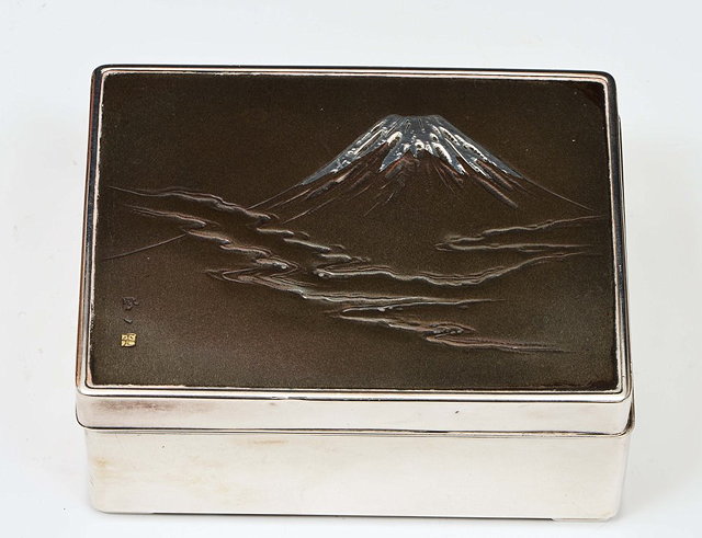 Appraisal: A JAPANESE SILVER BOX wood lined the cover inset Shibuichi