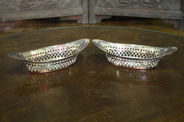 Appraisal: A PAIR OF SILVER BOAT SHAPED BON BON DISHES with