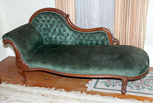 Appraisal: Victorian Fainting Couch A period Victorian Recamier in fine condition