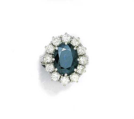 Appraisal: SAPPHIRE AND BRILLIANT-CUT DIAMOND RING White gold Classic entourage model