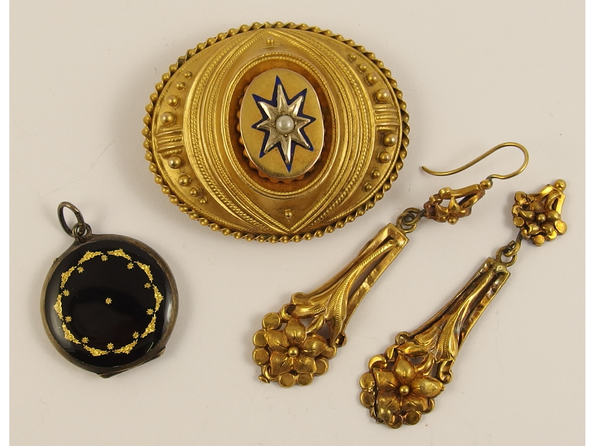 Appraisal: A collection of Victorian jewellery a ct balloon locket back